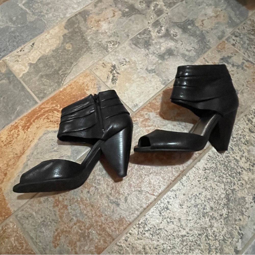 🐦‍⬛Beautiful Gianni Bini Open Toe Ankle Zip Triangular Heeled Leather Pumps!